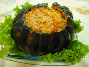 Descubra os segredos da abóbora recheada, um prato emblemático da culinária caipira brasileira, que combina a doçura da abóbora cabotiá com o sabor intenso da carne seca e requeijão. Uma receita que celebra a tradição, o sabor e a sustentabilidade no aproveitamento integral dos alimentos.