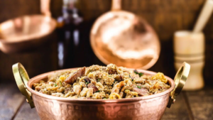 Descubra a história do Feijão Tropeiro, um prato tradicional brasileiro criado pelos tropeiros. Aprenda a preparar essa receita clássica e deliciosa, com ingredientes simples e o sabor autêntico do fogão a lenha.